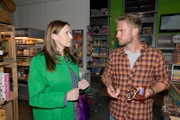 Katrin (Ulrike Frank) behält gegenüber Paul (Niklas Osterloh) ihr Wissen über Tobias für sich.