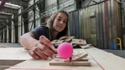 Ein ruhiges Händchen braucht Jill beim Aufbau einer Batterie von Mäusefallen.