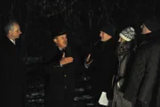 Ludwigs Artikel bringt Bürgermeister Schattenhofer in Erklärungsnot. Von links: Luggi Ems (Hubert Wirth), Lorenz Schattenhofer (Werner Rom), Ludwig Brunner (Martin Wenzl), Caroline Ertl (Teresa Rizos) und Hubert Kirchleitner (Bernhard Ulrich).