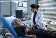 Pia Krämer (Charleen Deetz, l.) ist eigentlich wegen ihrer Schwester im Klinikum. Aber auch ihr geht es nicht gut. Dr. Leyla Sherbaz (Sanam Afrashteh, r.) ahnt unter welchem Druck die junge Frau steht.
