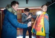 Julius (Felix Jordan, li.) und Philipp (Emil Belton, Mitte) versuchen, Pinja (Sina Michel, re.) zu einem Geständnis zu zwingen.