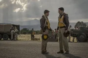 McWatt (Jon Rudnitsky, l.); Yossarian (Christopher Abbott, r.)