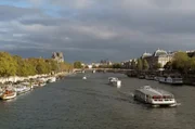 Die Seine gilt als Wahrzeichen von Paris.