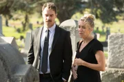 Murray Bartlett als Dom Basaluzzo (l.), Lauren Weedman als Doris (r.)