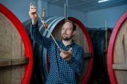 Gastgeber Benedikt Böcker (Foto) möchte gemeinsam mit seinem 26-jährigem Bruder Julius eine über 170 Jahre alte Tradition wieder verstärken: das Brennen. Mit viel Leidenschaft tüfteln sie an neuen Rezepturen und Brennverfahren für Whisky und Gin.