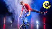 Tim Höfel turnt, springt und tanzt - und das alles mit und auf seinem BMX. Seine actionreiche Show auf dem Rad zeigt der 22-jährige im Tigerenten Club.