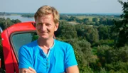 Für seine neue Expedition geht Michael Kessler buchstäblich an die Grenze. Rund 1.400 Kilometer legt der Comedian im Tuk Tuk zurück. Mit dem ostasiatischen Dreirad fährt er von Bayern bis an die Ostsee, immer entlang des ehemaligen deutsch-deutschen Grenzstreifens, um zu erfahren, ob 25 Jahre nach dem Mauerfall auch wirklich zusammen gewachsen ist, was zusammengehört. Im zweiten Teil der Reise tuckert er 700 Kilometer durch Niedersachsen, Sachsen-Anhalt, Mecklenburg-Vorpommern bis nach Schleswig-Holstein an die Ostsee. - Michael Kessler und Tuk Tuk an der Elbe in Vier, kurz vor Lauenburg.
