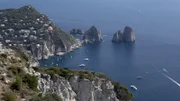 In der Bucht von Neapel liegen wunderschöne Inseln, von denen die bekannteste das mythische Capri ist.