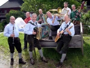 Harry Prünster mit den Stoakogler und den Wirten vom „Stroßeggwirt“, Rudolf Pretterhofer sen. (li.hinten) mit seinen Söhnen Rudi und Robert (re.hinten).