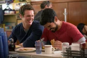 Jonathan Groff als Patrick Murray (l.), Raúl Castillo als Richie Donado (r.)