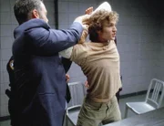 Detective Goren (Vincent D'Onofrio, l.) überführt den selbsternannten Guru Connie (Billy Lush).