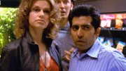 Nigel (Steve Valentine, M.) amüsiert sich köstlich: Die neue Ermittlerin Roz Framus (Sandra Bernhard) kennt Bug (Ravi Kapoor) aus alten Zeiten und nimmt ihn ständig auf die Schippe.