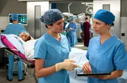 Während der OP-Vorbereitung von Berry Höfner (Egor Reider, liegend mit Kompars:innen) treten Unstimmigkeiten auf. Dr. Alicia Lipp (Kassandra Wedel, r.) und Rebecca Krieger (Milena Straube, 2.v.r.) versuchen diese zu lösen.