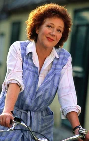 Veronika Fitz als die Hausmeisterin Martha Haslbeck.