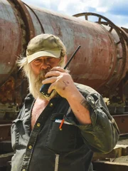 Tony hält das Walkie Talkie vor der Trommel.