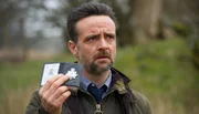 Psychisch angeknackst, versucht Inspector Tom Mathias (Richard Harrington) wenigstens im Dienst zu funktionieren.