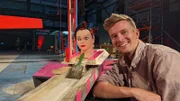 Christian legt noch mal Hand an, bevor der Puppenkopf in der "KettenreAh!ktion" durch den „Beautysalon“ saust.