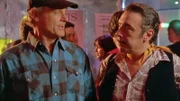Don Matteo und Maresciallo Cecchini haben sich fuer das Konzert der Band Crysis in Schale geworfen (Nino Frassica, Terence Hill, v.r.).