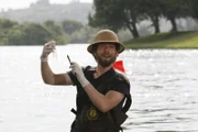 In der Delaware-Bucht wird eine recht verweste Wasserleiche angespült. Auf Brennans Wunsch hin untersuchen Hodgins (T.J. Thyne) und der Rest des Teams den Fundort genauer.