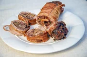 Die Pignata - ein traditioneller Lammeintopf - wird mit Brotteig bedeckt und dann im Steinofen gebacken.