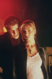 Buffy (Sarah Michelle Gellar), Angel (David Boreanaz)  Die Verwendung des sendungsbezogenen Materials ist nur mit dem Hinweis und Verlinkung auf RTL+ gestattet.