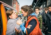 Luke (Tilman Pörzgen, re.) stoppt den Uni-Pförtner Jap (Matthias Buss, li.) auf seiner Flucht.