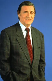 Helmut Fischer als Josef Haselbeck, der Ex-Mann der Hausmeisterin Martha Haslbeck, deren Küche und Gesellschaft er, obwohl wieder verheiratet, nach wie vor schätzt.
