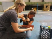 Viola (links) und Jill (rechts) beweisen Fingerspitzengefühl (beim Bau der KettenreAh!ktion)