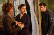 Detective Harding (Michelle Hurd, l.); Dr. Brennan (Emily Deschanel, M.); Booth (David Boreanaz, r.)