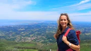 Moderatorin Tamina Kallert auf dem Berg La Rhune im Baskenland.