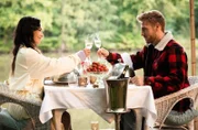 Undercovereinsatz: Arda (Yasemin Cetinkaya, l.) und Frank (Niklas Osterloh, r.) genießen ein Romantik-Dinner.
