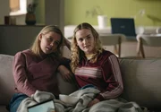 Madeleine (Madeleine Malling Breen, l.); Ingrid (Ylva Bjørkaas Thedin, r.)