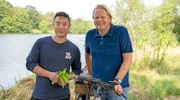 Björn Freitag (r) hat sich auf den Weg zu Li Guangda gemacht, der vor 20 Jahren aus China nach Deutschland gekommen ist. Seit ein paar Jahren züchtet Li seltene Speisemorcheln, eine Sensation – nicht nur an der Mosel.