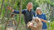 Im Naturgarten Gaia von Monika (r) und Walter Frank hoch über der Mosel lernt Spitzenkoch Frank Buchholz (l), was es bedeutet, einen Garten nach den Regeln der Permakultur zu bewirtschaften.
