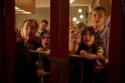 Haben ihr Hotel auch während der härtesten Nachtschicht fest im Griff. Von links: Concierge Charles (Adnan Maral), Küchenchefin Franca (Mariananda Schempp), Securitychefin Adriana (Stella Goritzki), Hotelchefin Millie (Tamara Romera Ginés) und Barkeeper Rafael (Ben Felipe).