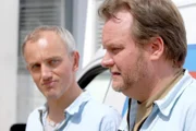 Die beiden Fensterputzer Robert Hölzl (Heinrich Schmieder, l.) und Karl Lauer (Andreas Vitus Geiss) stehen unter Schock, denn vor ihren Augen ist Olaf Brenner aus dem vierten Stock des Möbelhauses zu Tode gestürzt.