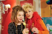 Klara (Wolke Hegenbarth, r.) hat Schwester Sylvia und Schager Jörn auf ein Wellness-Wochenende geschickt - sie macht sich mit ihrer Nichte Lena (Antonia Görner, l.) einen schönen Abend.