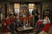 Ein Blick in die Vergangenheit von Ted (Josh Radnor, l.) und seinen Freunden Marshall (Jason Segel, 2.v.l.), Barney (Neil Patrick Harris, 2.v.r.), Lily (Alyson Hannigan, M.) und Robin (Cobie Smulders, r.) ...