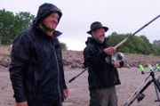 Biss in der Brandung! Beim NDR-Angler Heinz Galling (rechts) hat eine Scholle gebissen.
