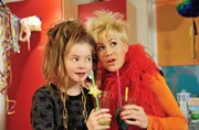 Klara (Wolke Hegenbarth, rechts) hat Schwester Sylvia und Schwager Jörn auf ein Wellness-Wochenende geschickt - sie macht sich mit ihrer Nichte Lena (Antonia Görner, links) einen schönen Abend.