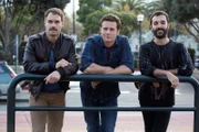 (v.l.n.r.) Murray Bartlett als Dom Basaluzzo,  Jonathan Groff als Patrick Murray,  Frankie J. Alvarez als Agustín Lanuez