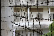 Das "Tuol Sleng Genocide Museum", welches sich in dem ehemaligen S-21-Gefangenenlager im Herzen von Phnom Penh in Kambodscha befindet. Stacheldrähte bedeckten die Fassade des Gebäudes, um sicher zu gehen, dass niemand fliehen konnte.