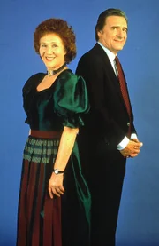 Veronika Fitz als Hausmeisterin Martha Haselbeck und Helmut Fischer als ihr Mann Josef, von dem sie sich nach 28 Jahren trennt.