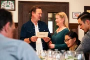 Gregor ist über seine Geburtstagsfeier sehr gerührt und kürt mit lieben Worten den Tag als einen seiner schönsten Geburtstage. Von links: Gregor (Holger Matthias Wilhelm), Vera (Sybille Waury), Lien (Nui Nguyen) und Leon (Joel Akgün).