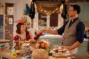 Kat (Mayim Bialik, l.); Max (Cheyenne Jackson, r.)
