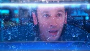In einem chemischen Verfahren gelingt es Nigel (Steve Valentine) das in den Wollpullovern befindliche Heroin herauszuwaschen.