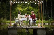 Undercovereinsatz bei „Green Sleeper“: Arda (Yasemin Cetinkaya, l.) und Frank (Niklas Osterloh, r.) werden mit einer Überdosis Romantik konfrontiert.