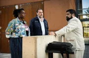 Lena (Romy Vreden, l.) und Gerhard Jäger (Markus John, M.) sprechen mit Malik Hammami (Mohammad Ahmadi, r.).