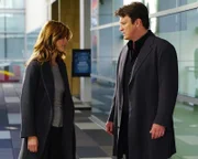 Sind zwar wieder zusammen, wollen das aber noch vor der Öffentlichkeit geheim halten: Beckett (Stana Katic, l.) und Castle (Nathan Fillion, r.) ...