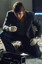 In dem fast völlig zerstörten Gebäude findet Ryan (Jonathan Togo) Hinweise darauf, dass das Opfer mit dem Bau einer Bombe beschäftigt war.